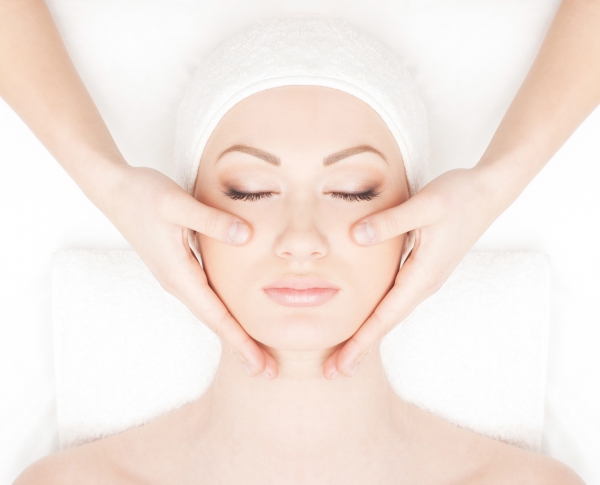 POBYT Z MASAŻAMI TWARZY W GABINECIE NATURALNY LIFTING , Manualne Techniki Odmładzania Twarzy